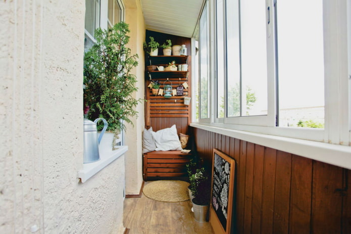 Regale auf dem Balkon