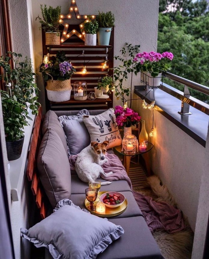 gemütlicher offener Balkon
