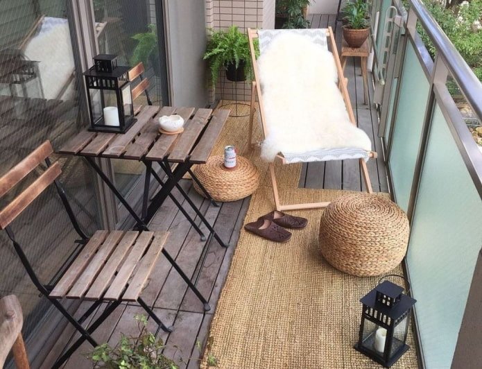 Chaiselongue auf dem Balkon