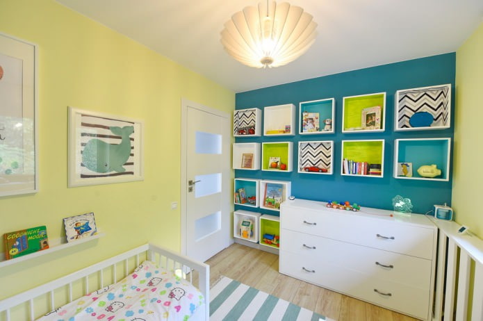 originelle kleine Regale entlang der gesamten Wand im Kinderzimmer