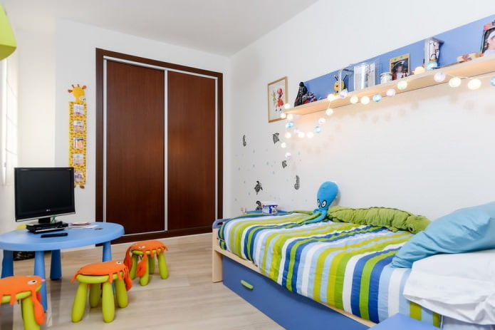 Modernes Kinderzimmer für einen Jungen