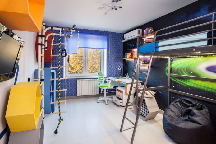 Blaue Rollos im Kinderzimmer eines Jungen