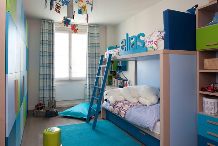 Lange Vorhänge im Jungenzimmer