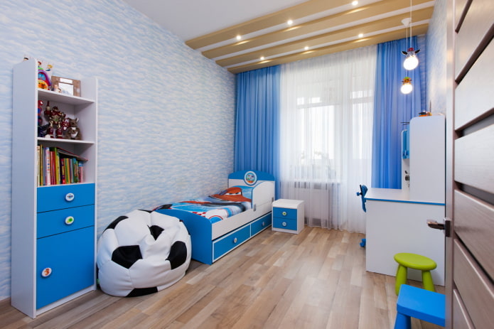 Klassische gerade blaue Vorhänge im Kinderzimmer eines Jungen