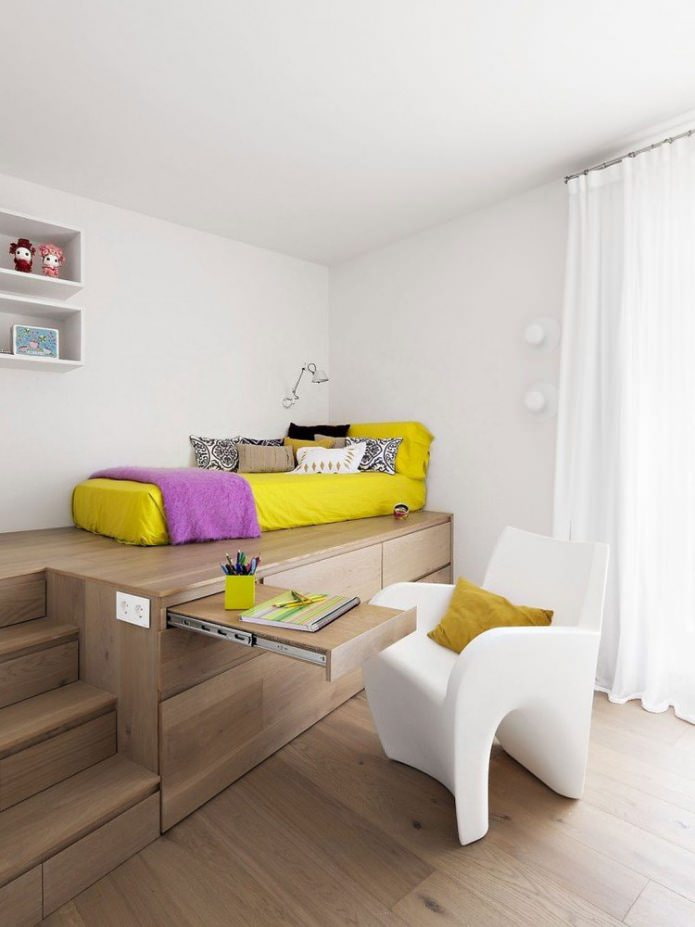 Ausziehbarer kleiner Tisch im Kinderzimmer