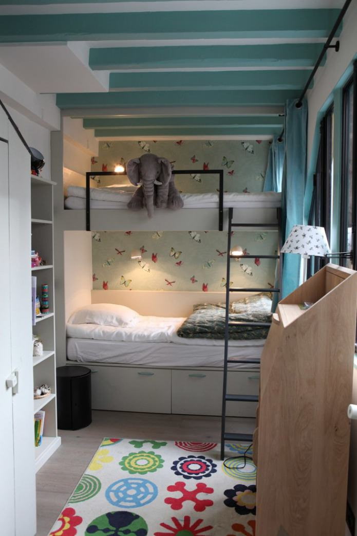 ein Kinderzimmer für zwei Kinder mit einem Etagenbett