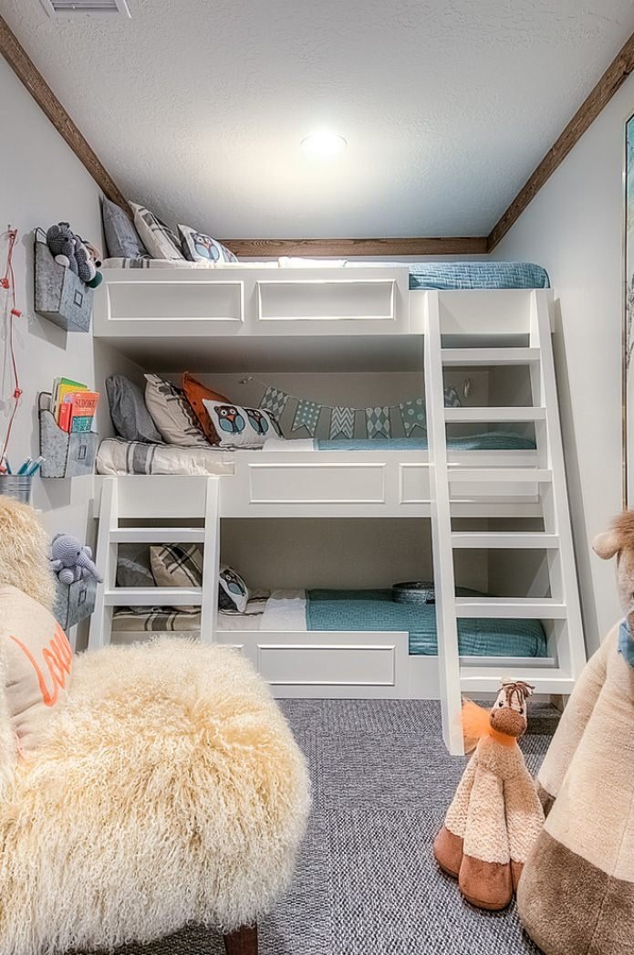 Kinderzimmer mit einem dreistöckigen Bett