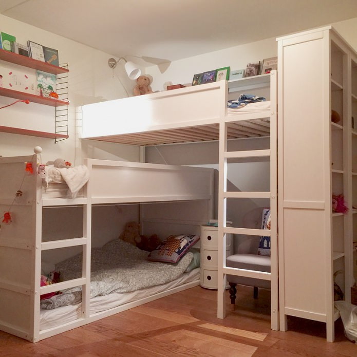 Kompaktes Kinderzimmer für drei Kinder