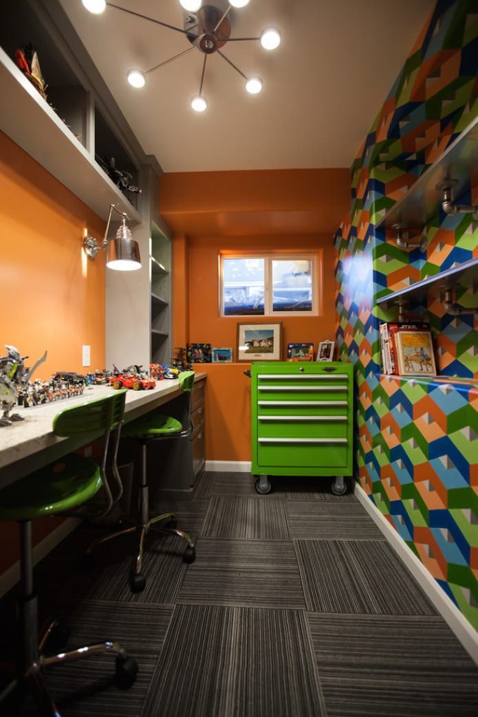 Schreibtische in einem Kinderzimmer für zwei Jungen