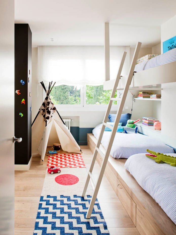 Zimmer für drei Kinder im skandinavischen Stil