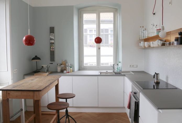 Möbelanordnung im Inneren einer kleinen Küche