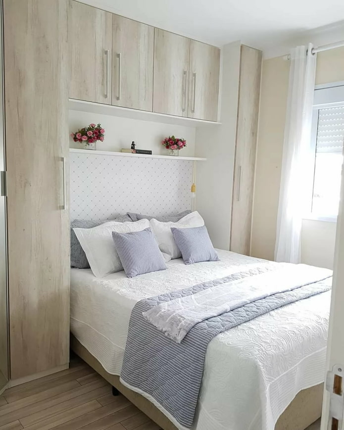 In einen Kleiderschrank eingebautes Bett