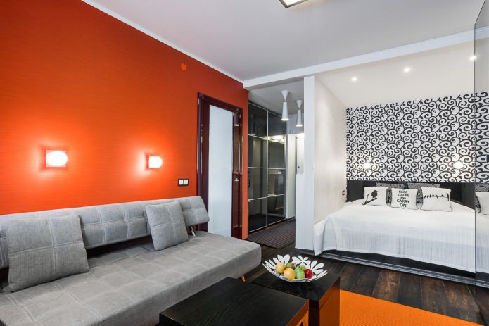 Wohnzimmer-Schlafzimmer im Interieur einer Einzimmerwohnung im modernen Stil