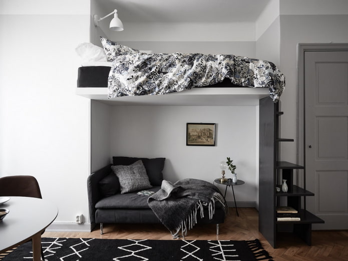 Möbelanordnung in einer Einzimmerwohnung mit einer Nische