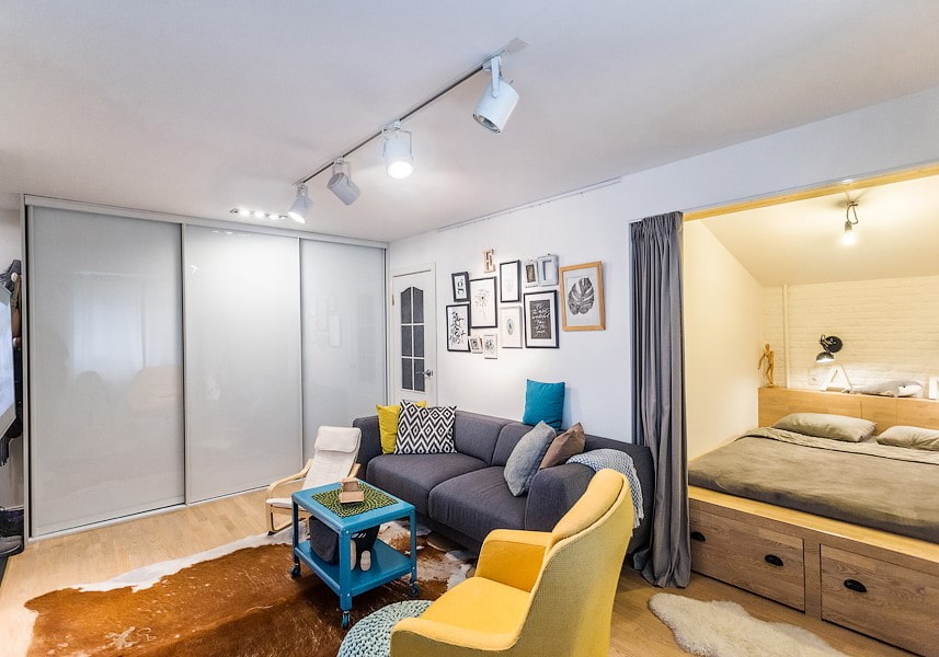 Design einer Einzimmerwohnung mit einer Nische: Foto, Grundriss, Möbelanordnung