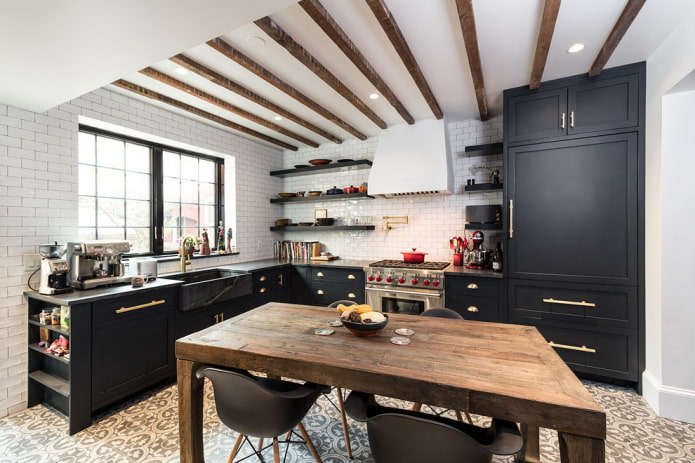 Kücheninterieur mit schwarzen Möbeln