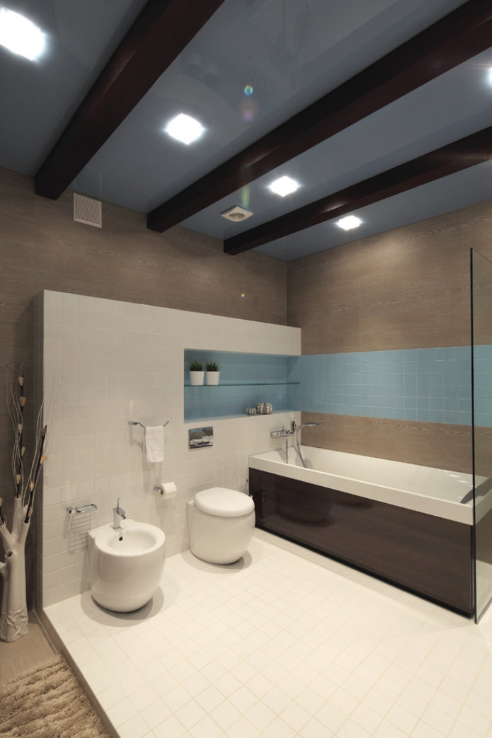 Spanndecke mit Balken im Badezimmer