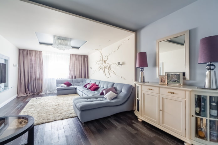 Decke, die im Innenraum in eine Wand übergeht