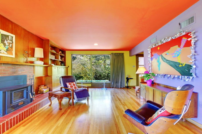 orange Decke im Wohnzimmer