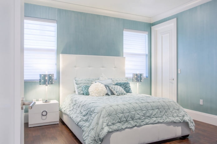 Uni-Tapete in einem blauen Schlafzimmer