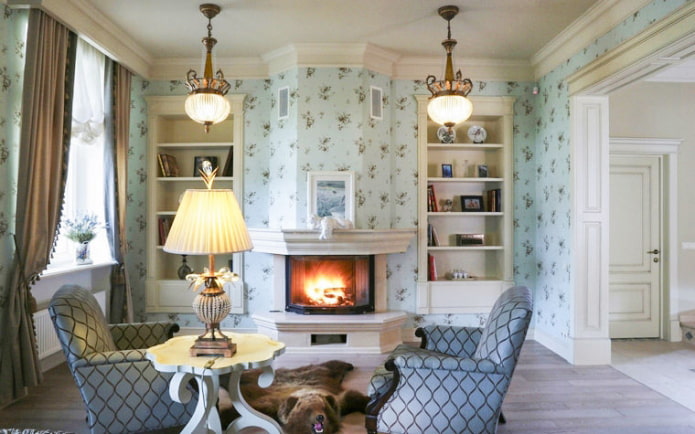 Klassisches englisches Interieur mit blauer Tapete mit kleinem Blumenmuster