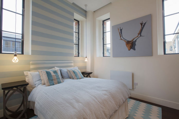 Streifen an der Wand im Schlafzimmer