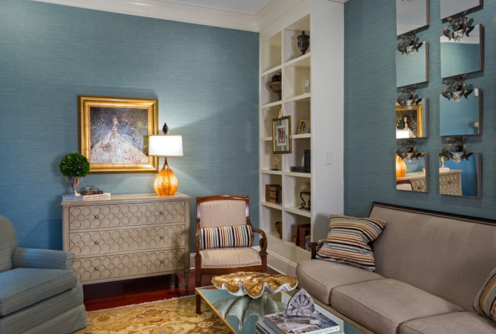 Einfarbige blaue Tapete im Wohnzimmer