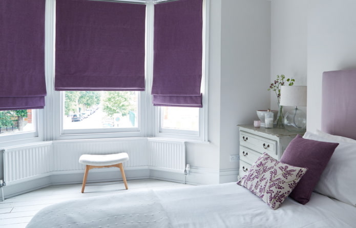 lila Raffrollos im Schlafzimmer