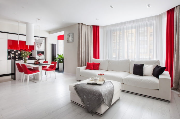 Zweifarbige Vorhänge im Wohnzimmer