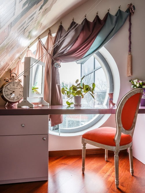 Vorhänge an einem runden Fenster