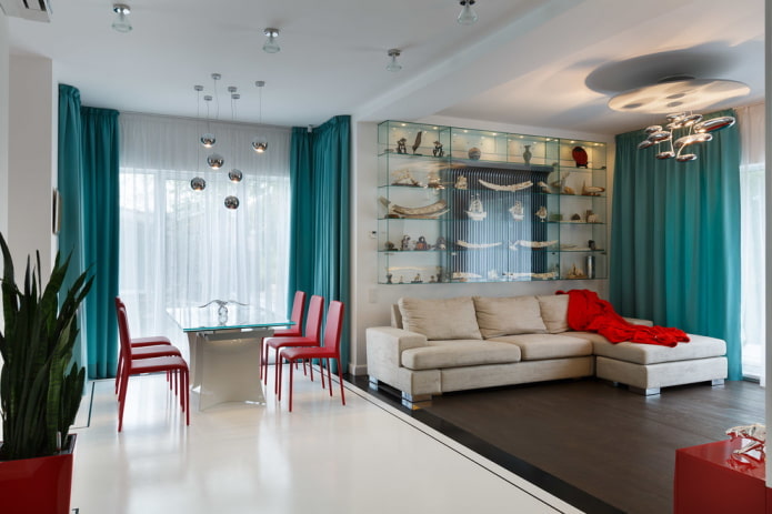 türkisfarbene Vorhänge im Interieur