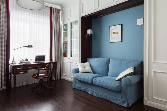 klassisches Interieur mit einem Sofa