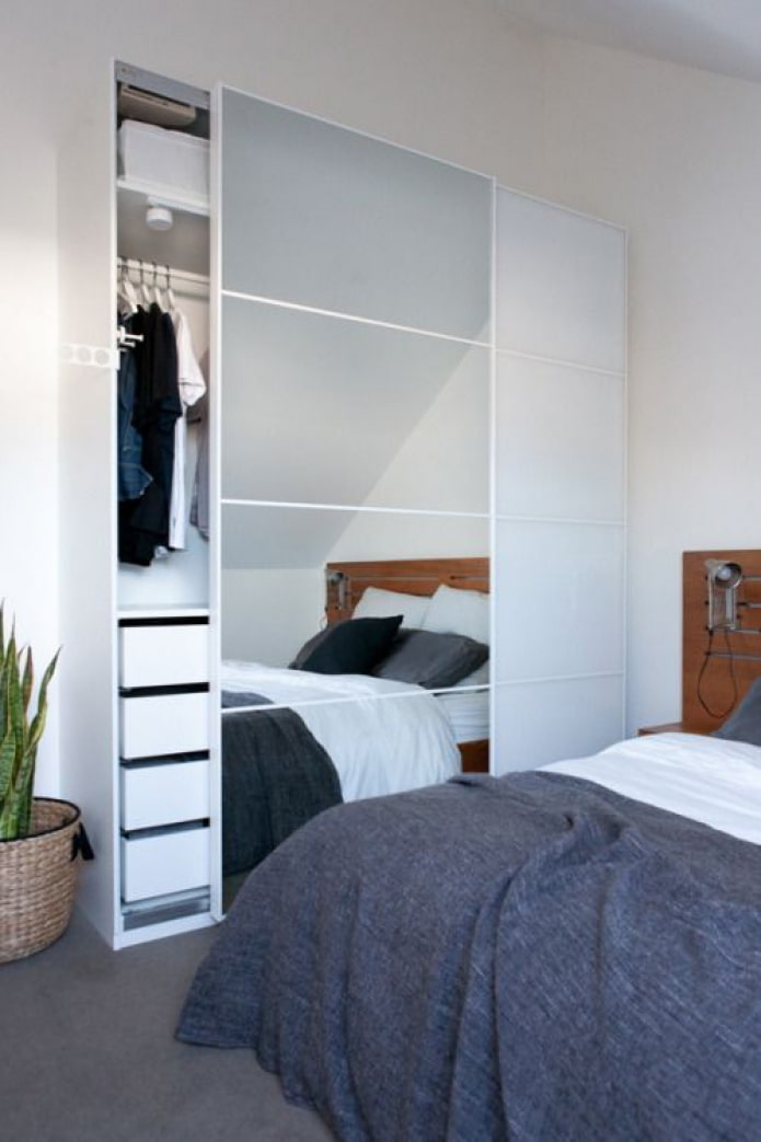 Kleiderschrank mit Spiegeltüren