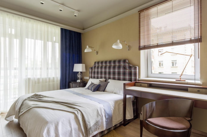 Quadratisches Schlafzimmer mit Nachttisch