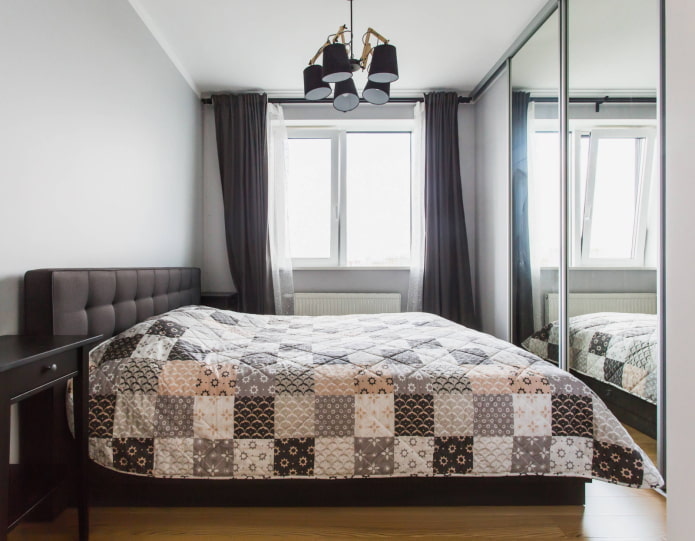 Spiegelschrank gegenüber dem Bett