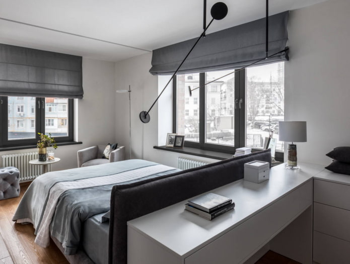 Schlafzimmer mit zwei Fenstern