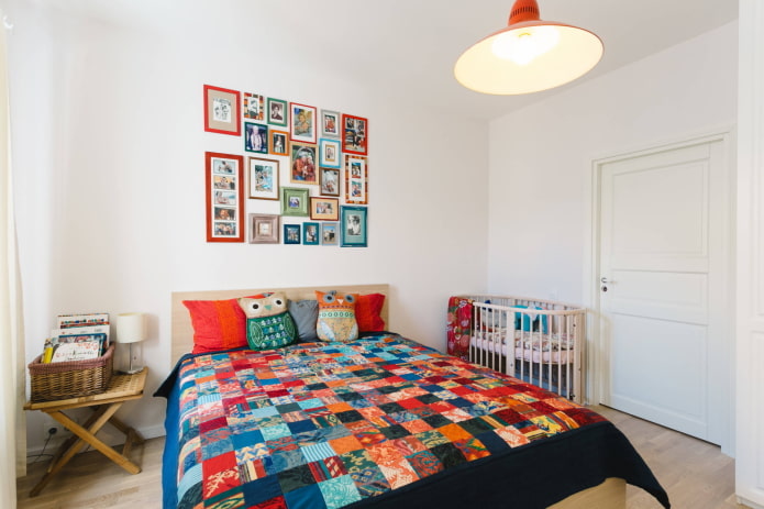 Babybett im Schlafzimmer