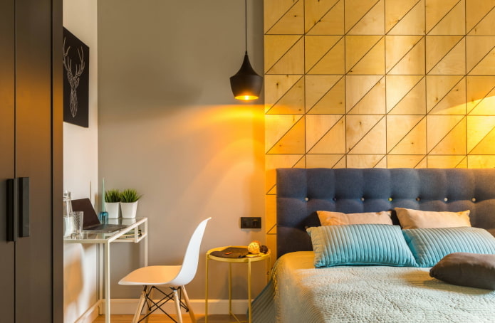 Lampe über dem Bett