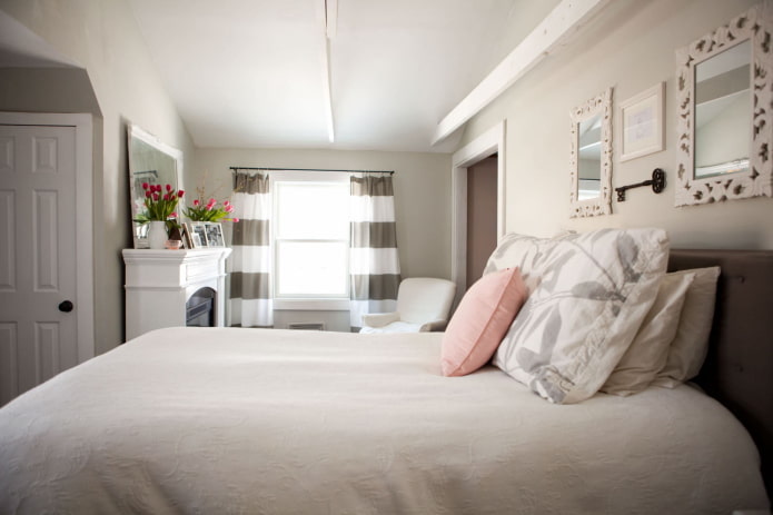 Schlafzimmer mit Kamin im klassischen Stil