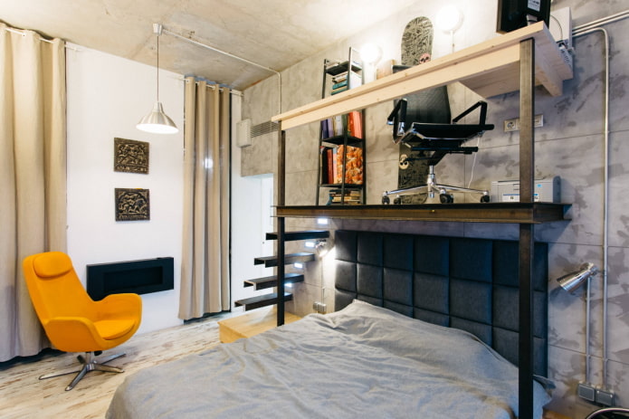 Loft mit Arbeitszimmer über dem Bett