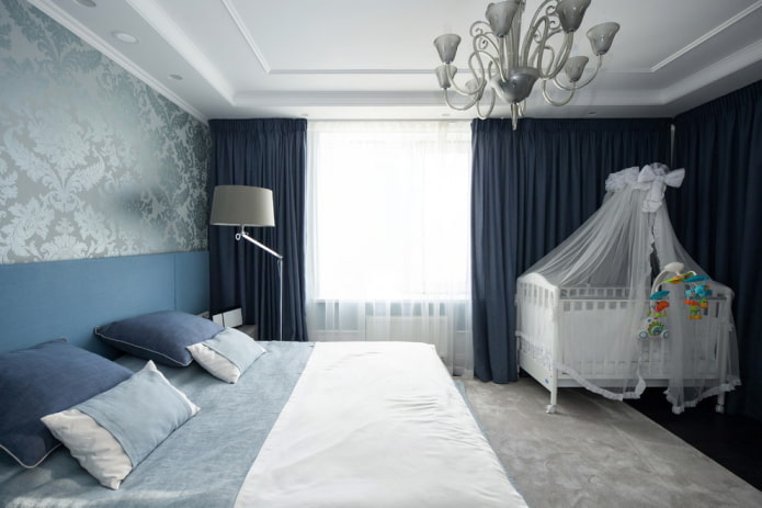 Schlafzimmer mit Kinderbett