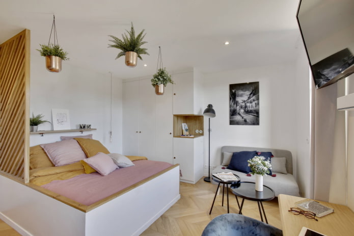 Schlafzimmer mit kleinem Sofa