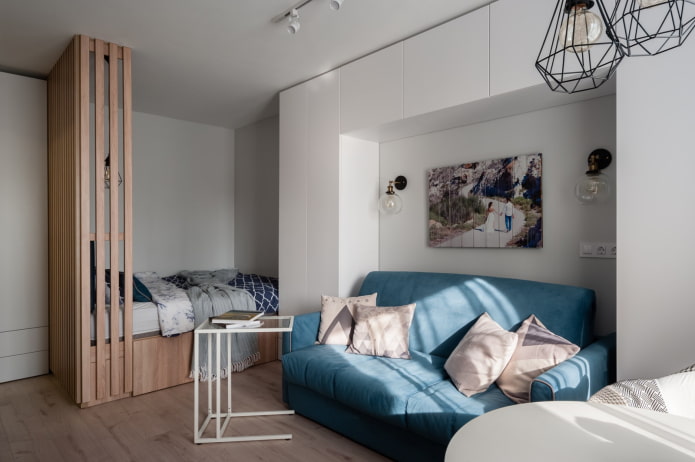 Quadratischer Raum mit Sofa