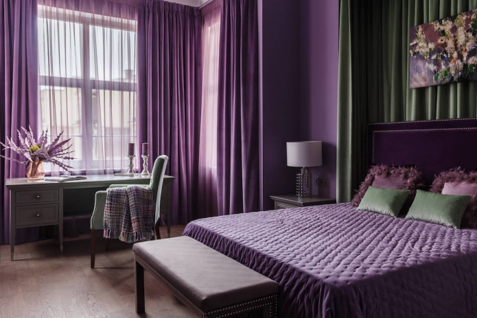 Fliederfarbenes Schlafzimmer mit Ottomane