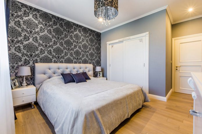 Schwarze und graue Tapete im Schlafzimmer