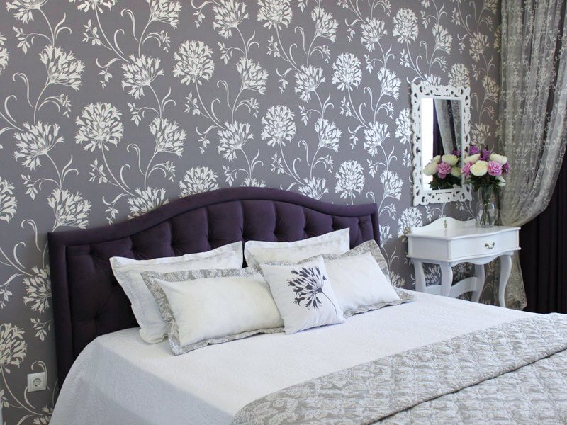 Weiße Blumenmuster auf grauer Tapete im Schlafzimmer