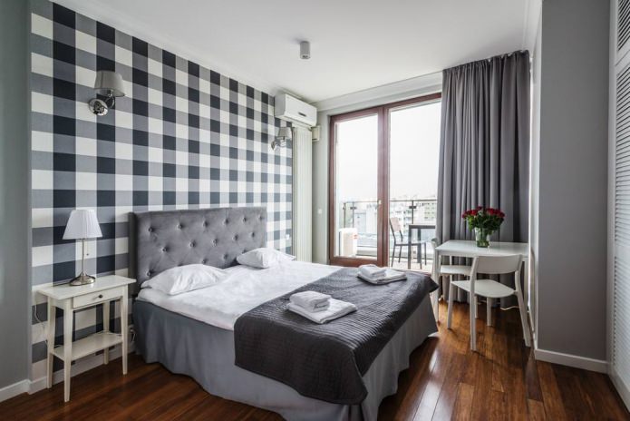 karierte Tapete an der Wand im Schlafzimmer