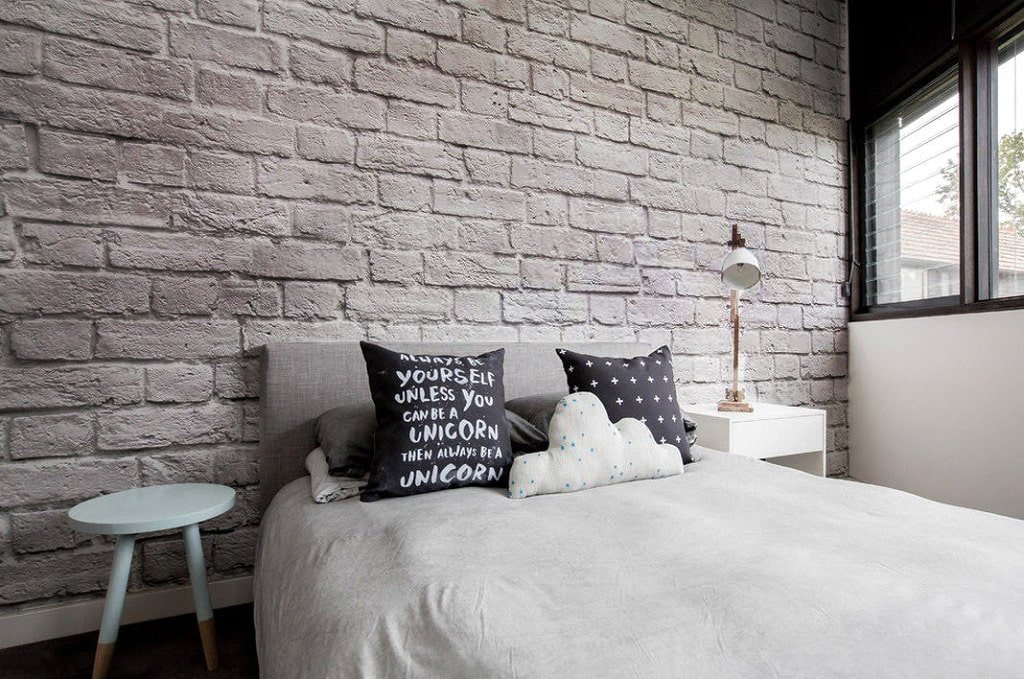 Graue Ziegeltapete im Schlafzimmer