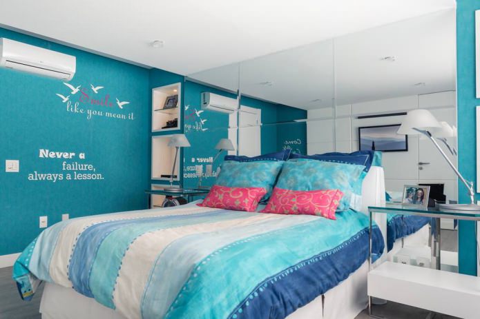 Weiße Decke im Schlafzimmer