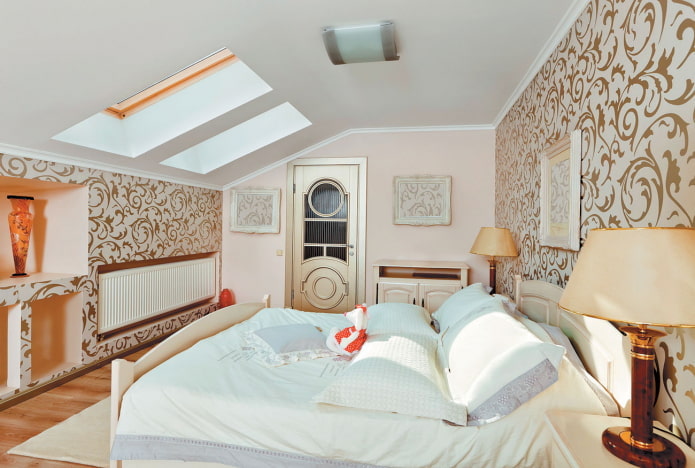 Tapete mit Monogrammen im Schlafzimmer